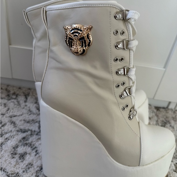 Stylish Cream and White Platform Wedge Boots - Picture 6 of 9